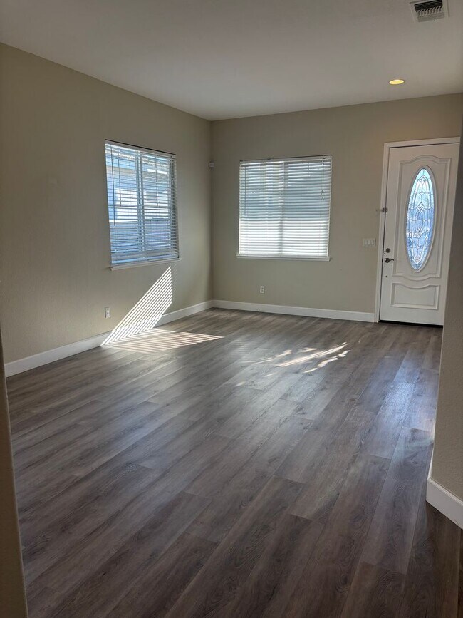 Building Photo - Beautiful Plumas Lake Home AVAILABLE NOW!