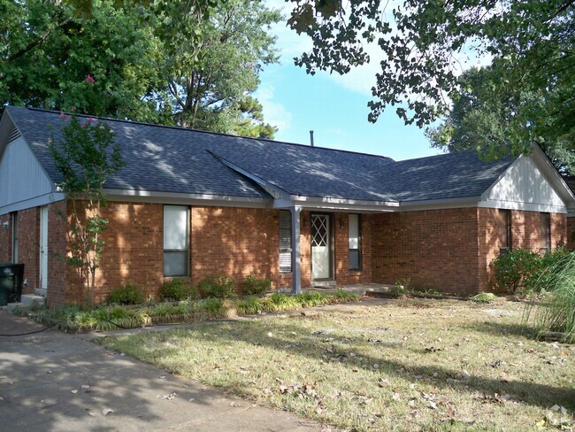 Building Photo - 3136 Ingleside Dr