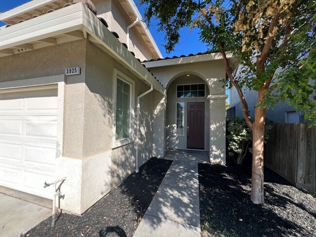 Building Photo - 5 bedroom home located in Sylvan School District!