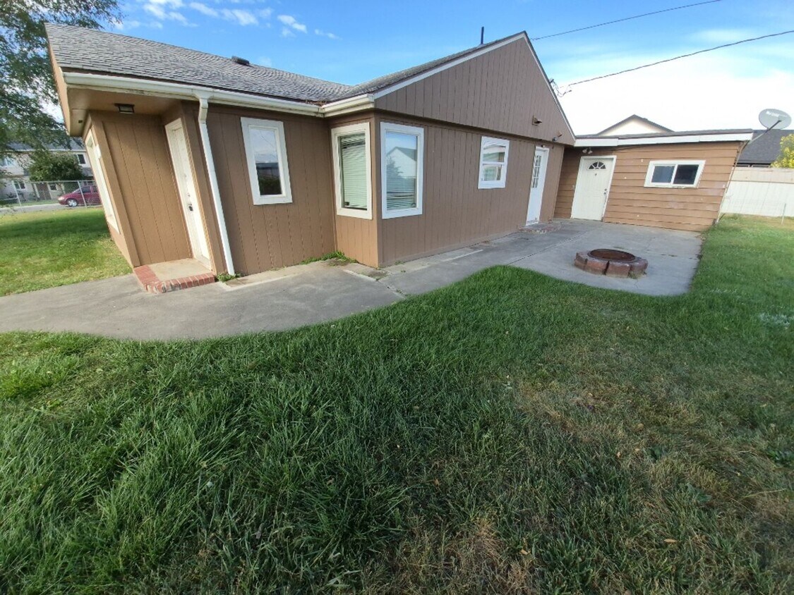 Building Photo - Charming 3-bedroom, 1-bathroom home locate...