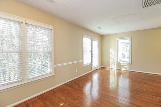 Foto del edificio - 221 Guinevere Ct