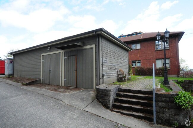 Almacenaje - 109-115 30th Ave