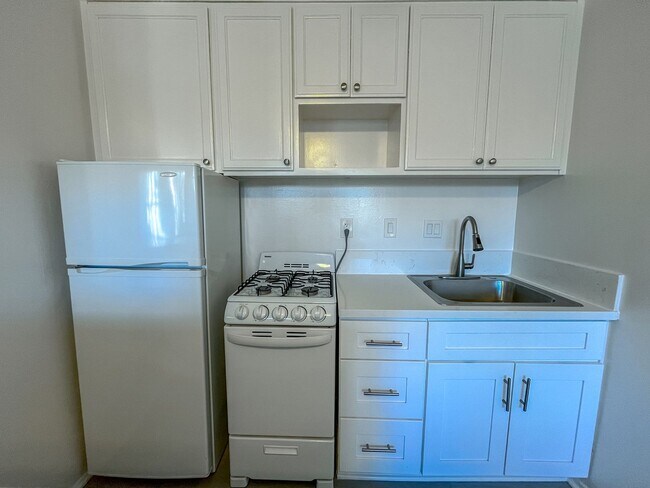 Building Photo - Charming Apartments in Playa Del Rey – Pri...