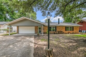 Building Photo - 1300 Clearfield Dr