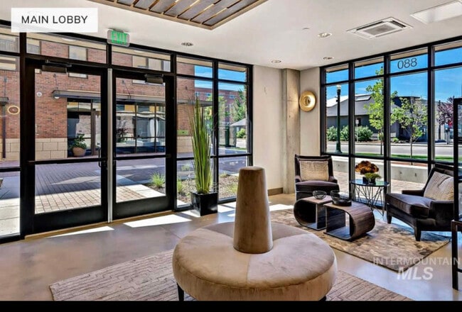 Lobby - 880 W River St
