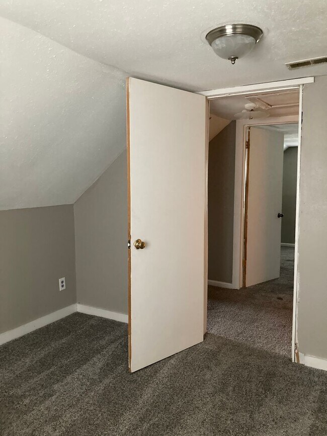 Foto del edificio - Spacious 5 bedroom 2 bath Southside Muncie
