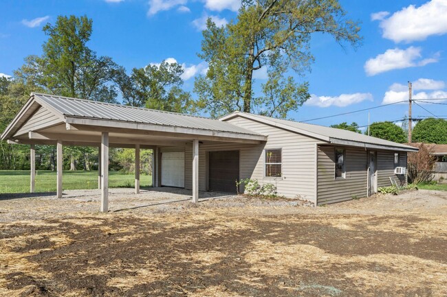 Building Photo - 3 br, 3 bath House - 1905 Twin Oaks Drive