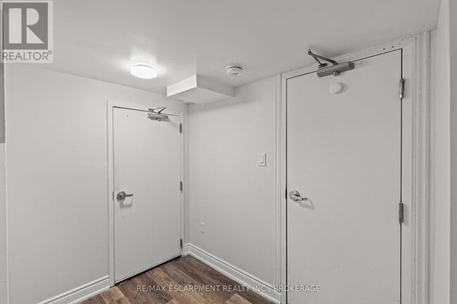 Building Photo - 14 Westmount Ave