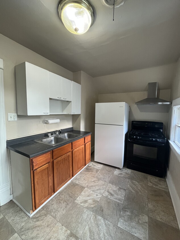 Lado 1 de la cocina - 196 E 9th St