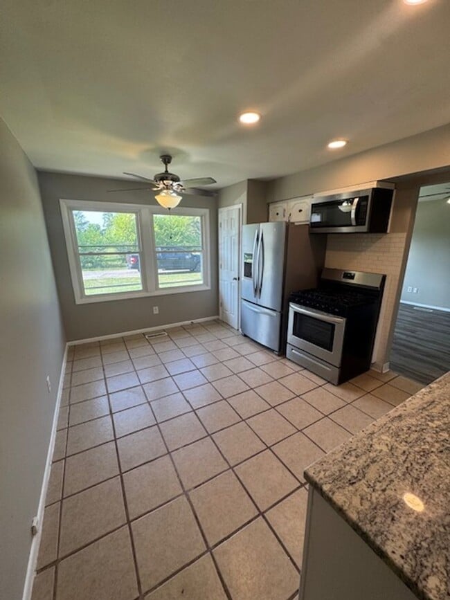 Building Photo - 328 W Hollis Ln