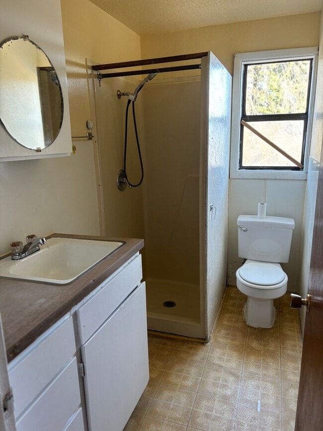 Building Photo - 2 bedroom in 3-plex