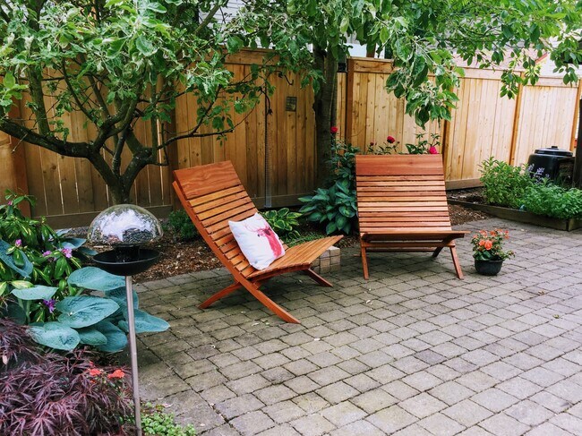 Patio trasero (semi privado) - 54 NE Graham St
