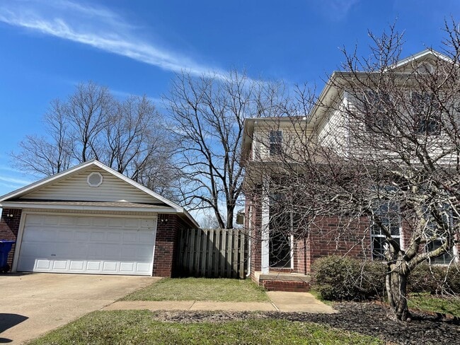 Building Photo - Beautiful 3 bed 2.5 bath townhouse with fe...