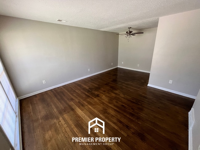 Foto del edificio - Charming 3BR/1.5BA in Whitehaven | Hardwood Floors & 1-Car Garage