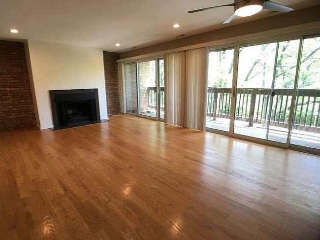 Building Photo - "Charming 2-Bedroom Retreat in Lisle with Spacious Living – 850 Sq Ft of Comfort!"