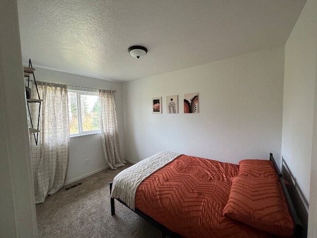 Foto del edificio - 48160 Rustic Ave