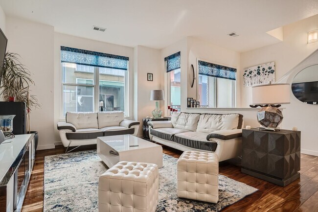 Foto del edificio - Skyline Serenity: 3 BDR with Rooftop Patio