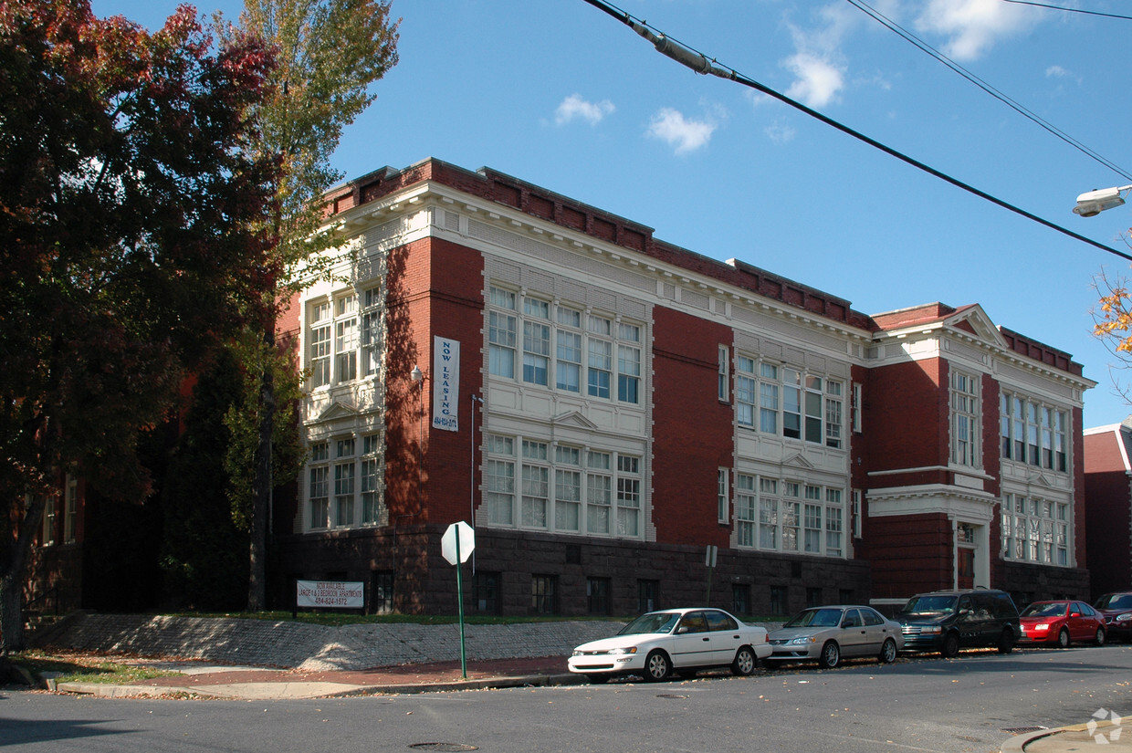Primary Photo - Grammary Court Apartments