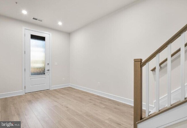 Foto del edificio - 21764 Dollis Hl Ter