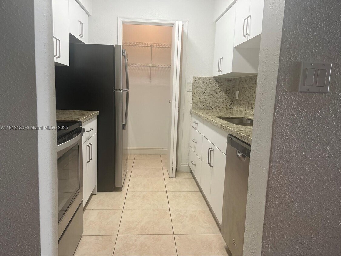 Primary Photo - 949 Riverside Dr