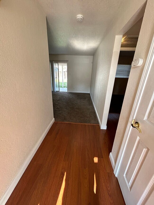 Foto del edificio - 3 bedroom 2 bathroom in SW Visalia