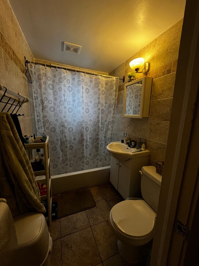 Building Photo - 4634 Av Dupuis