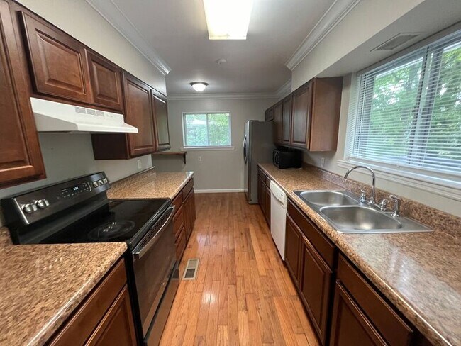 Building Photo - 5526 Crestview Dr