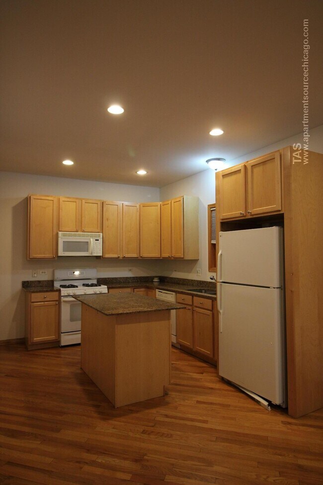 Building Photo - 1321 W Belmont Ave