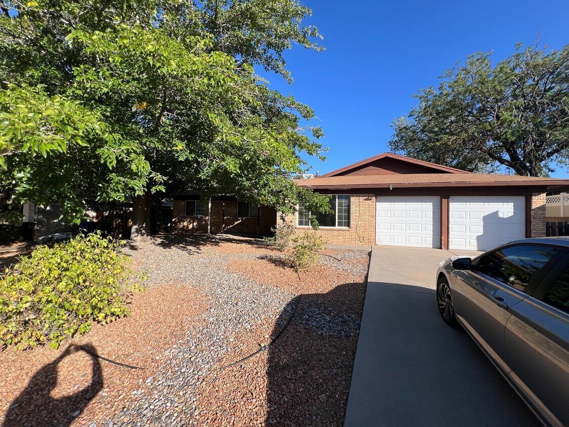 NE 4 Bedroom 2 Bath with Garage - NE 4 Bedroom  2 Bath with Garage