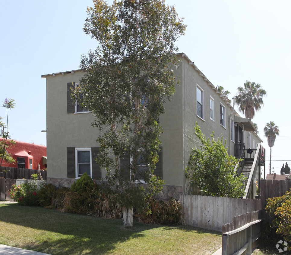 Building Photo - Fourplex