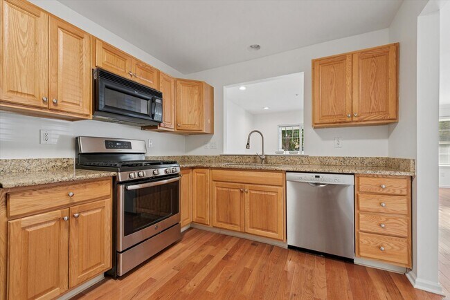 Foto del edificio - Beautiful 2BR/2.5BA Townhome in Byers Stat...