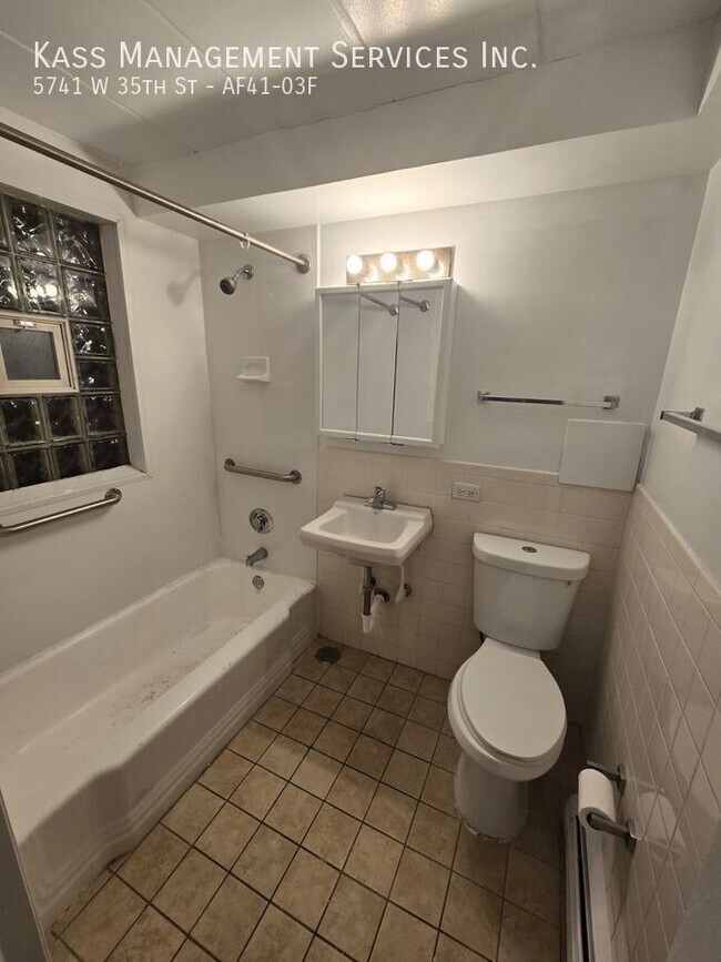 Building Photo - *INCOME RESTRICTED* Cicero 1 bed - Heat In...