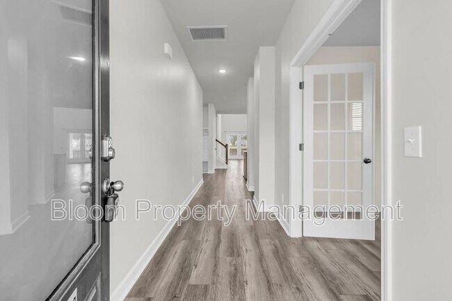 Building Photo - 450 Carrara Dr