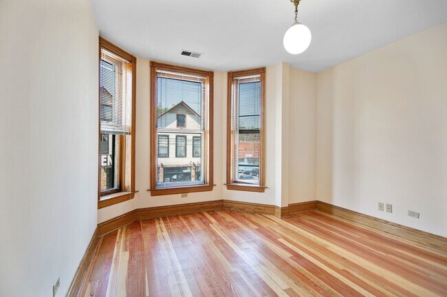 Building Photo - 2557 N Halsted St
