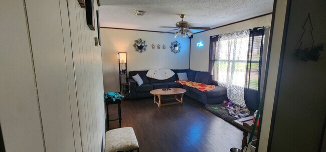 Building Photo - Cute Two Bedroom Home!