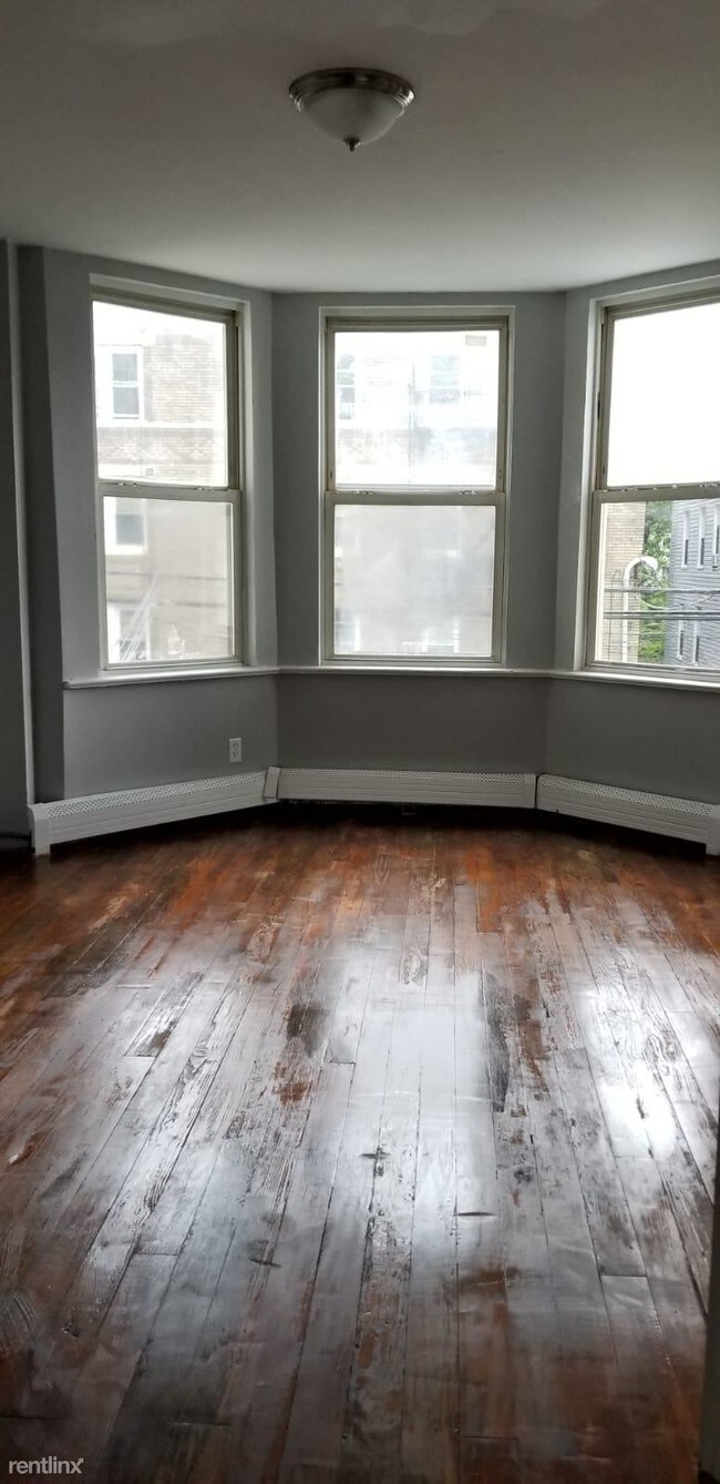 Building Photo - 3 br, 1 bath  - 88 Columbia Ave