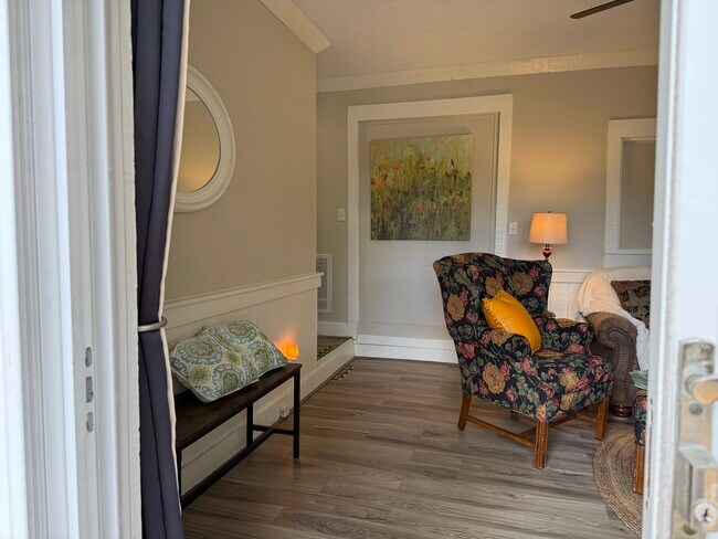 Private entryway view into living room - 718 Dogwood Hill Ln