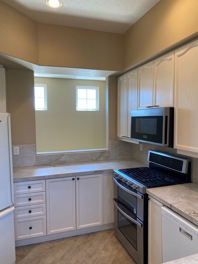 Building Photo - Charming Townhome in the Heart of Rancho S...