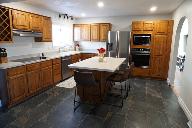 Huge kitchen with brand new stainless steel appliances - 10108 Chapala Ct NE