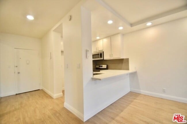 Foto del edificio - 999 N Doheny Dr