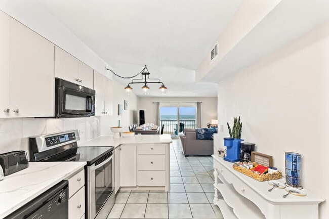 Building Photo - 8743 Thomas Dr