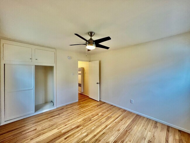 Building Photo - Stunning 2B/2BA house available w/ Large B...