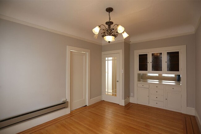 Building Photo - Classic San Francisco-style top, full floo...