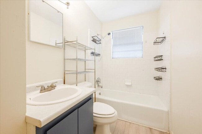 Building Photo - 2-Bedroom Apartment in Convenient Savannah Location