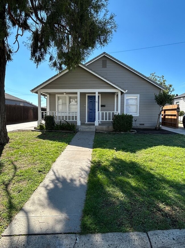 Building Photo - Newly Updated 2 Bed/1 Bath Home