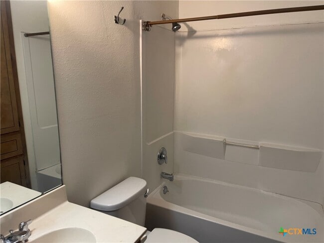 Building Photo - 513 Camelot Dr