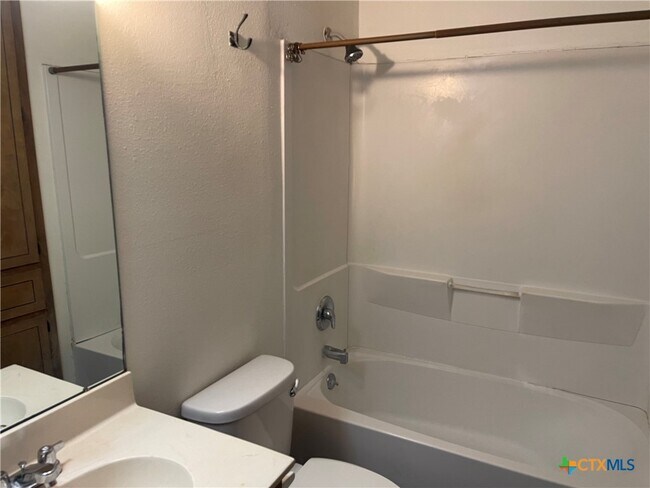Foto del edificio - 513 Camelot Dr