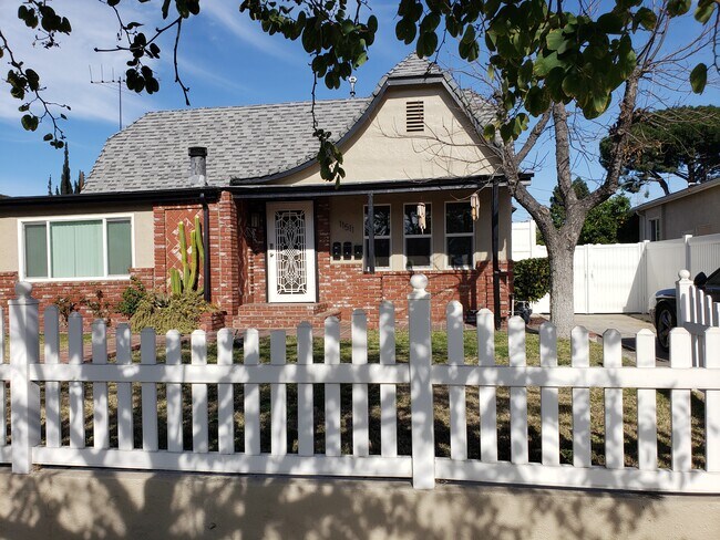 House with view of driveway parking - 11511 Kittridge St
