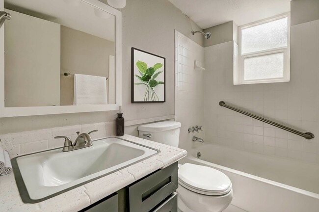 Building Photo - Kalo Broadmoor North