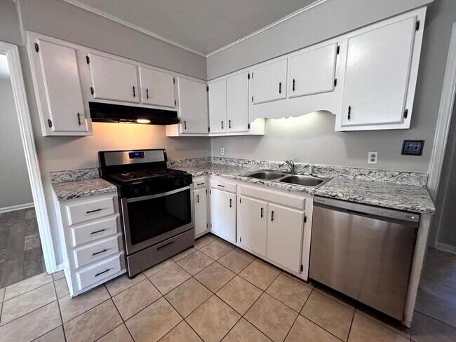 Foto del edificio - 557 Waterbury Dr